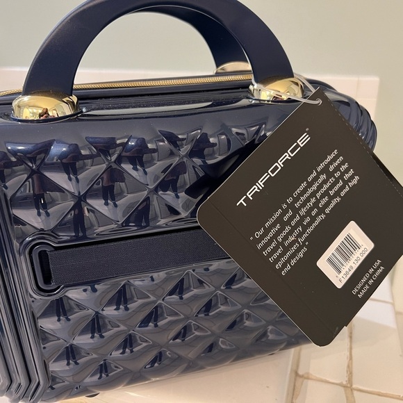 Elegant Navy Travel Bag - Picture 2 of 6